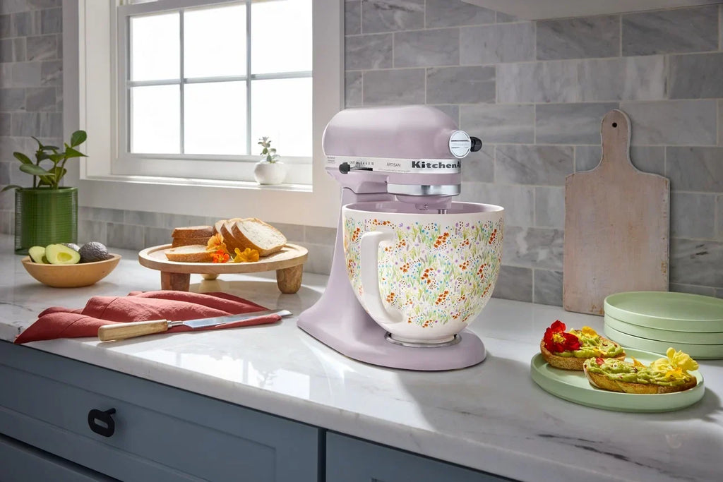 Nouveauté 2026 – Robot pâtissier KitchenAid Artisan Series 5 pintes à tête inclinable, coloris Wildflower, KSM156CXWF (édition