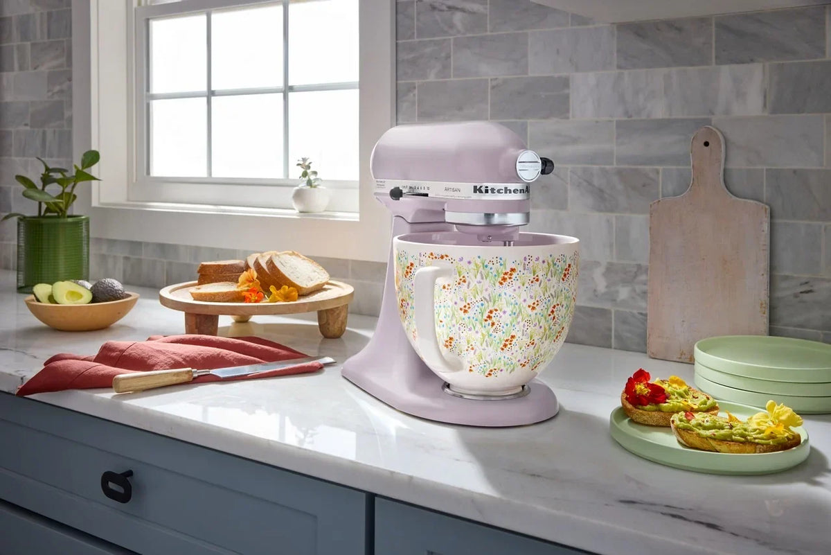 Nouveauté 2026 – Robot pâtissier KitchenAid Artisan Series 5 pintes à tête inclinable, coloris Wildflower, KSM156CXWF (édition