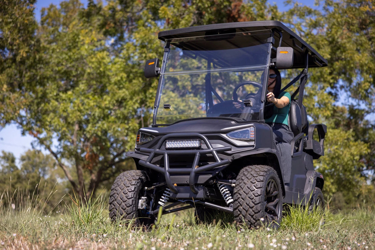 Nouveauté 2026 – Voiturette de golf utilitaire électrique Coleman Powersports CGC2 51,2 V , 4 places, vitesse maximale de 32 km/h, autonomie de 64 km, moteur de 5 kW, écran LCD et rangement arrière, à partir de 16 ans, noir mat