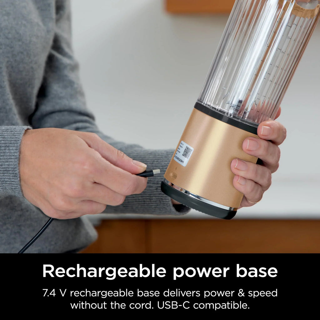 Nouveauté 2026 – Blender portable Ninja Blast , sans fil, bol de 532 ml (18 oz), blender individuel pour milkshakes et smoothies, sans BPA, couvercle étanche et bec verseur, rechargeable par USB-C, pièces compatibles lave-vaisselle, violet métallisé
