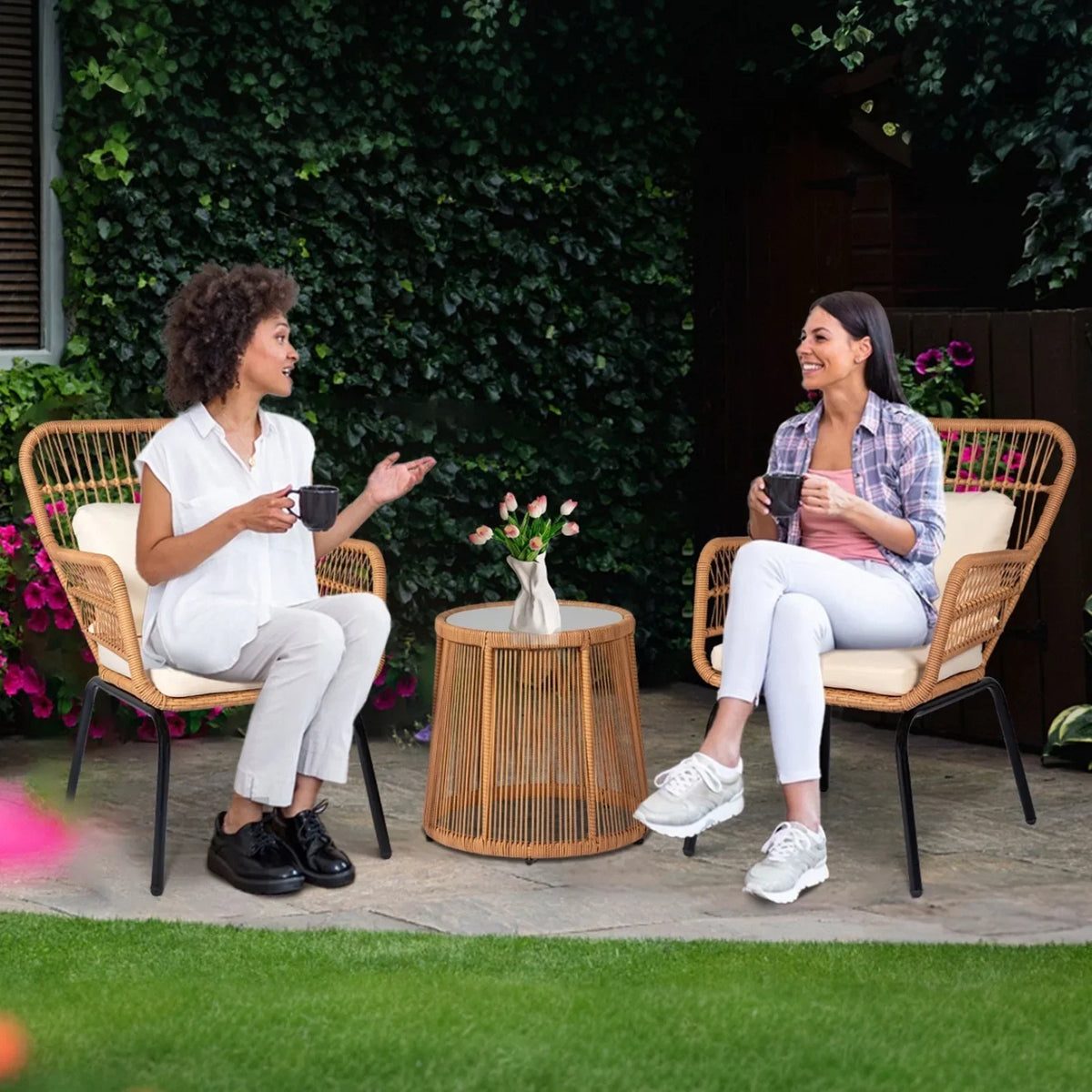 Nouveauté 2026 – Ensemble bistro de conversation 3 pièces Tappio pour patio, mobilier de jardin en rotin, table basse en verre et coussins, jaune/beige, idéal pour le jardin, le balcon, la terrasse ou la piscine