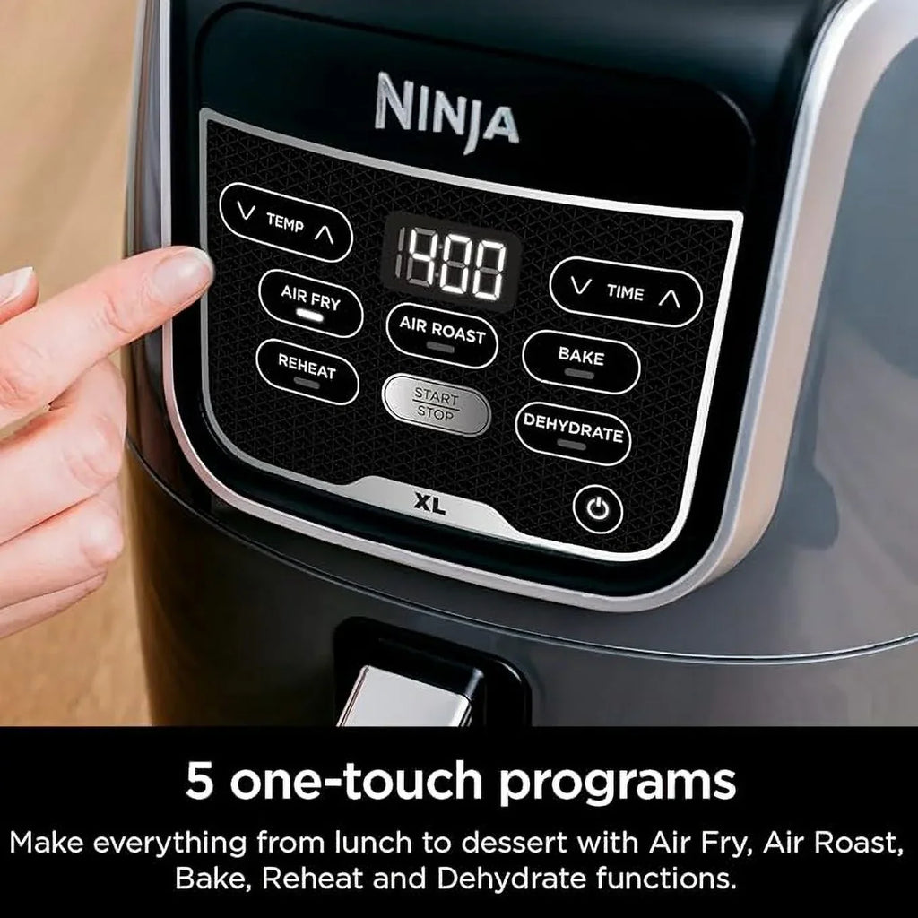 Nouveauté 2026 – Friteuse à air chaud Ninja AF150AMZ XL , capacité de 5,5 litres, permettant de frire, rôtir, cuire, réchauffer et déshydrater. Panier et plaque antiadhésive compatibles lave-vaisselle, guide de recettes inspirées par des chefs inclus
