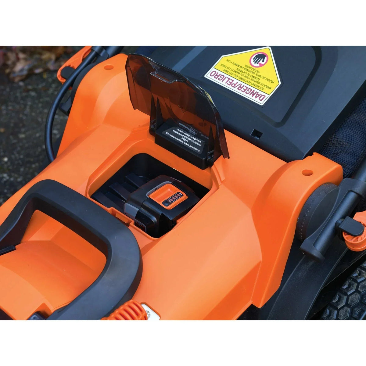 Nouveauté 2026 – Tondeuse à gazon sans fil BLACK+DECKER 40V MAX* avec batterie et chargeur inclus (CM2043C