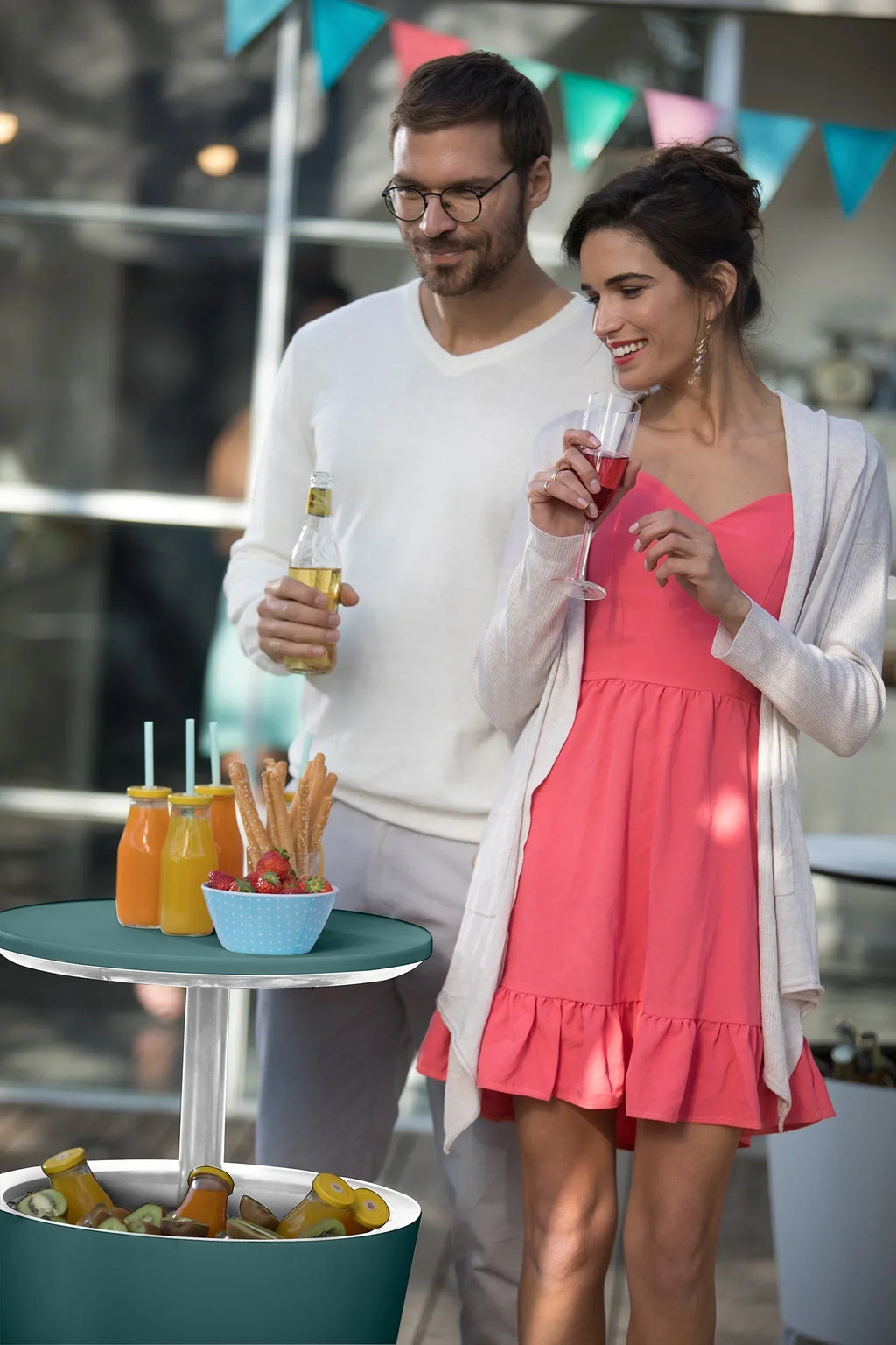 Nouveauté 2026 – Table d'appoint et bar isotherme Keter Pacific Cool Bar 2 en 1 de 28 litres (7,5 gallons), résistante aux intempéries, en résine durable, aspect rotin marron