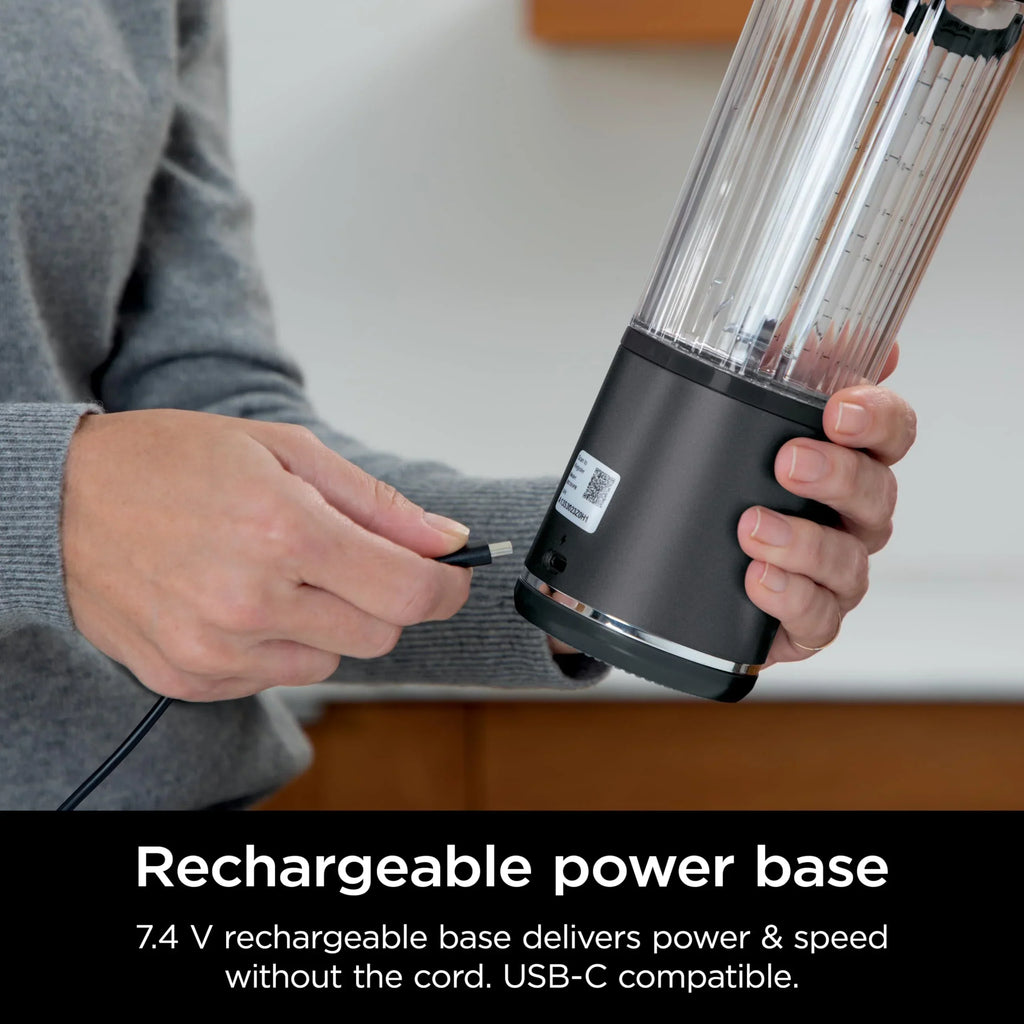 Nouveauté 2026 – Blender portable Ninja Blast , sans fil, bol de 532 ml (18 oz), blender individuel pour milkshakes et smoothies, sans BPA, couvercle étanche et bec verseur, rechargeable par USB-C, pièces compatibles lave-vaisselle, violet métallisé
