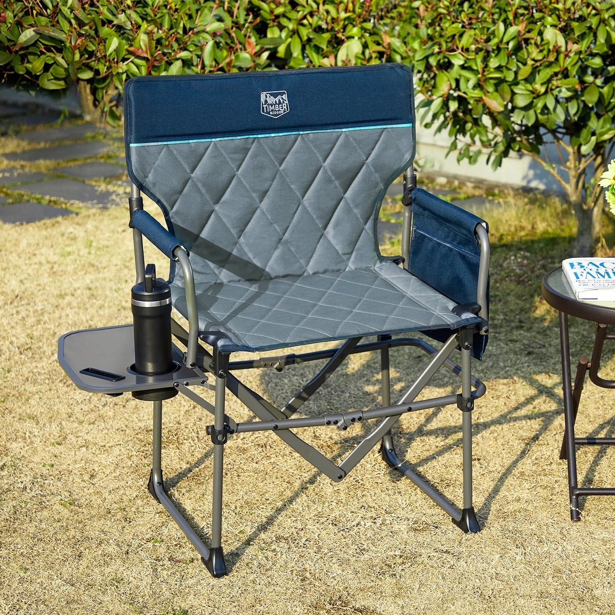 Nouveauté 2026 – Chaise de réalisateur portable TIMBER RIDGE , chaise de camping pliante robuste et compacte avec poche latérale et tablette latérale, supporte jusqu'à 181 kg, grise