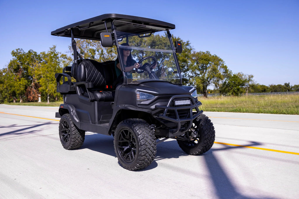 Nouveauté 2026 – Voiturette de golf utilitaire électrique Coleman Powersports CGC2 51,2 V , 4 places, vitesse maximale de 32 km/h, autonomie de 64 km, moteur de 5 kW, écran LCD et rangement arrière, à partir de 16 ans, noir mat