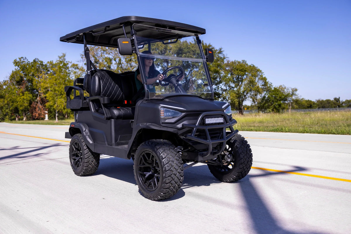 Nouveauté 2026 – Voiturette de golf utilitaire électrique Coleman Powersports CGC2 51,2 V , 4 places, vitesse maximale de 32 km/h, autonomie de 64 km, moteur de 5 kW, écran LCD et rangement arrière, à partir de 16 ans, noir mat