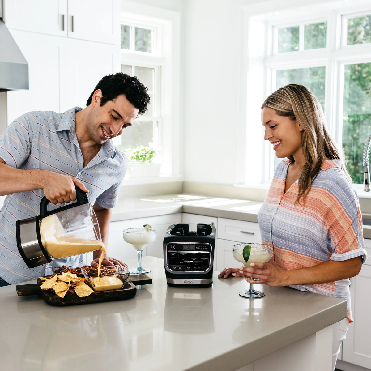 Nouveauté 2026 – Blender Ninja Foody pour soupes, sauces et dips chauds et froids, puissance maximale de 1400 watts, idéal pour mixer boissons glacées et smoothies. Pichet en verre antiadhésif (HB152), 1,9 L, noir