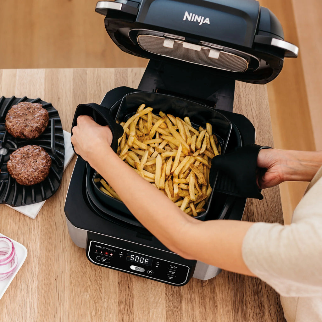 Nouveauté 2026 – Gril d'intérieur 4 en 1 Ninja Foodi avec friteuse à air de 4 pintes, rôtissage, cuisson au four et technologie de grillage cyclonique, noir/inox