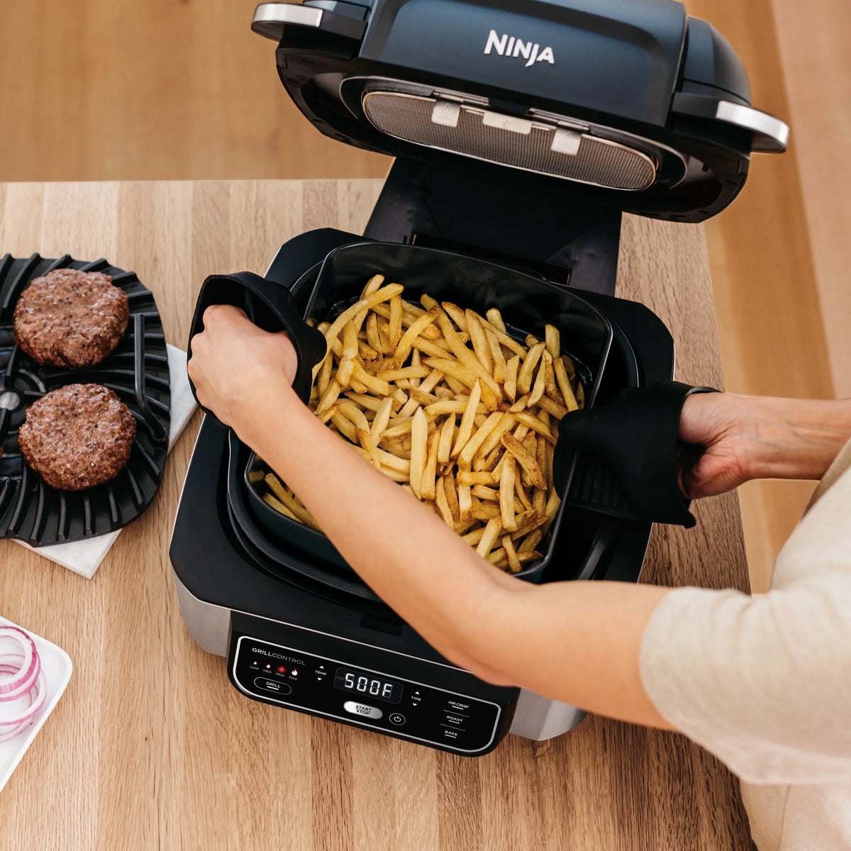 Nouveauté 2026 – Gril d'intérieur 4 en 1 Ninja Foodi avec friteuse à air de 4 pintes, rôtissage, cuisson au four et technologie de grillage cyclonique, noir/inox