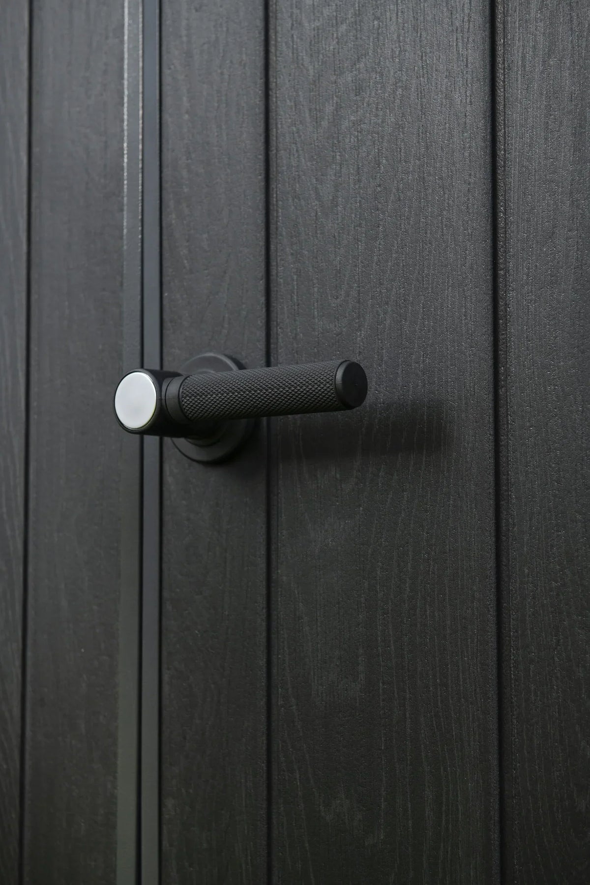 Nouveauté 2026 – Abri de jardin Keter Signature , 3,35 m x 2,13 m, en résine durable avec plancher renforcé et porte verrouillable, couleur noyer