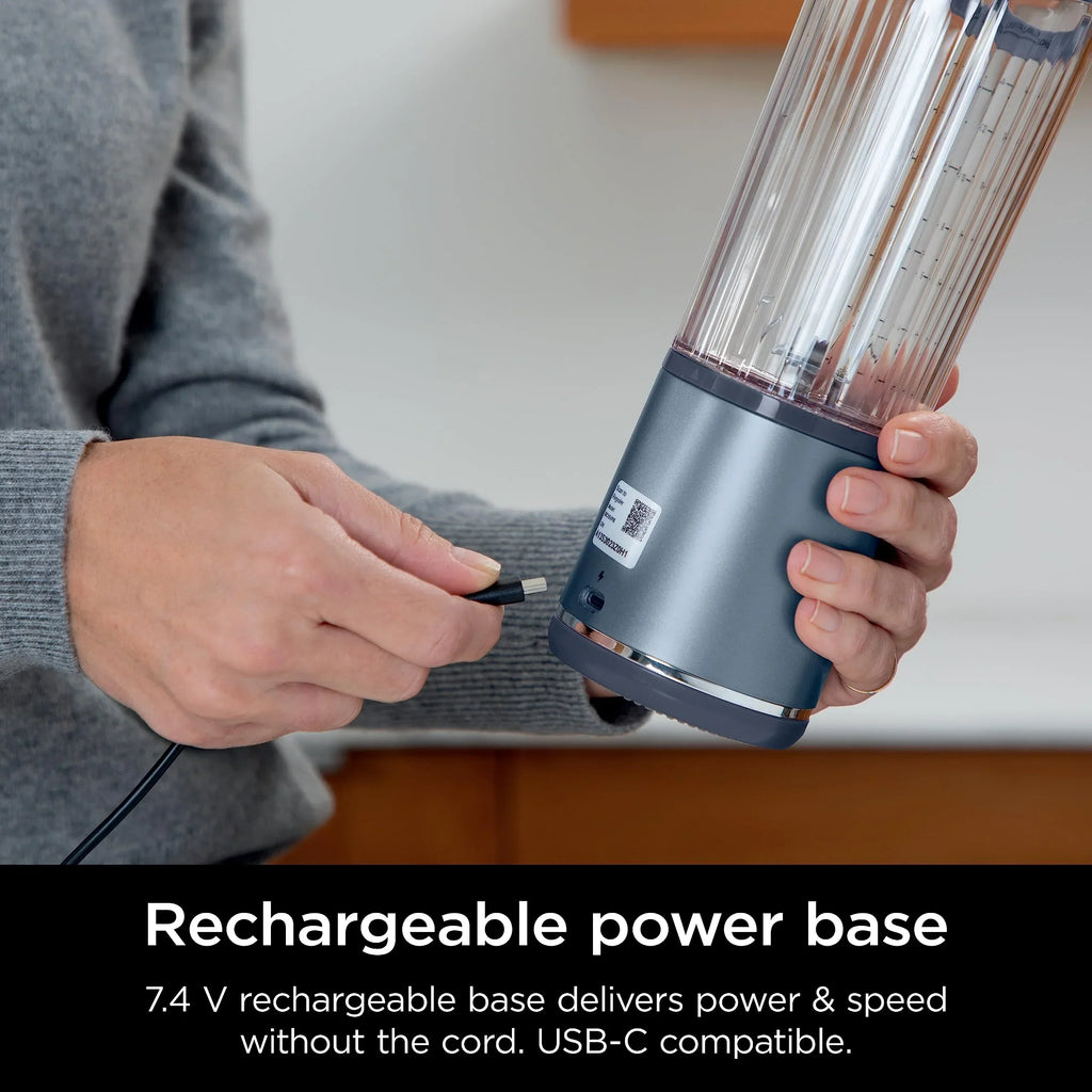 Nouveauté 2026 – Blender portable Ninja Blast , sans fil, bol de 532 ml (18 oz), blender individuel pour milkshakes et smoothies, sans BPA, couvercle étanche et bec verseur, rechargeable par USB-C, pièces compatibles lave-vaisselle, violet métallisé