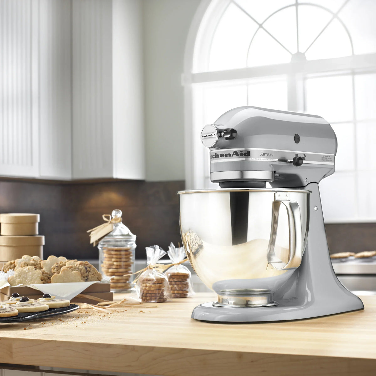 Nouveauté 2026 – Robot pâtissier KitchenAid Artisan Series 5 pintes à tête inclinable, coloris Wildflower, KSM156CXWF (édition