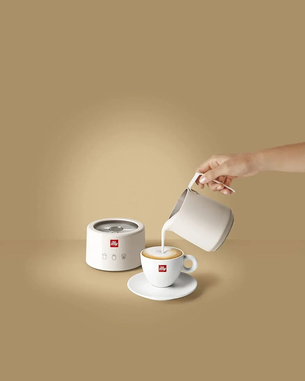Nouveauté 2026 – Mousseur à lait électrique illy - Noir et acier inoxydable