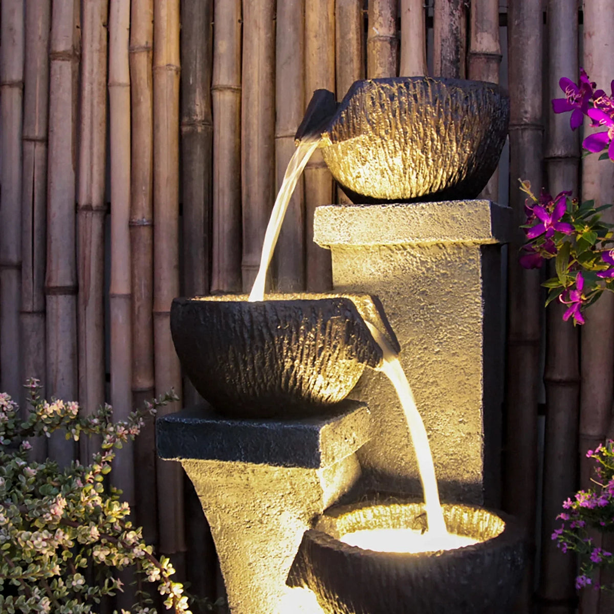 Nouveauté 2026 – Fontaine d'extérieur 37,4 po H avec 4 bassins, fontaine de jardin moderne avec éclairage LED pour patios et cours – Fontaine en résine durable avec design en cascade pour la décoration intérieure/extérieure