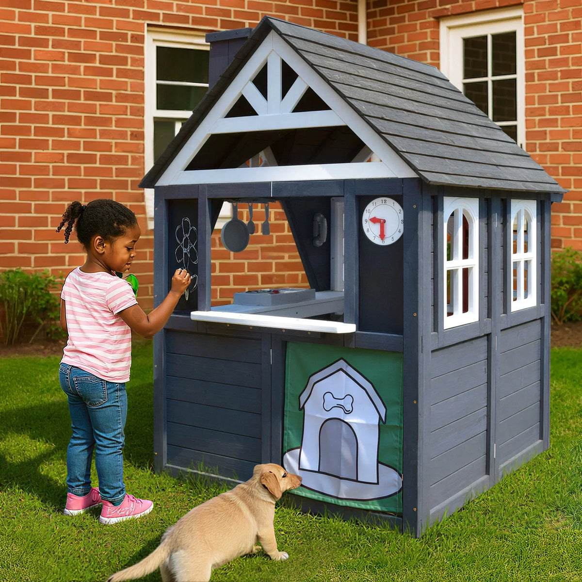 Nouveauté 2026 – Maisonnette d'extérieur COCLUB pour enfants de 4 à 8 ans, en bois, avec sonnette, téléphone et jouets de cuisine. Dimensions : 114 cm (L) x 165 cm (H). Couleurs : blanc et noir