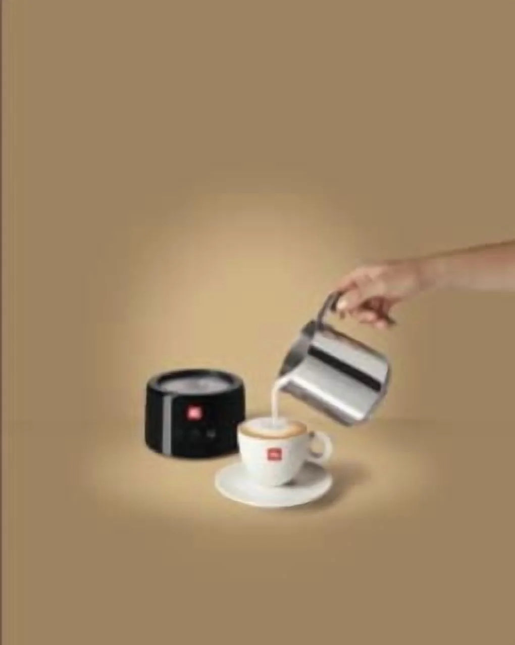 Nouveauté 2026 – Mousseur à lait électrique illy - Noir et acier inoxydable