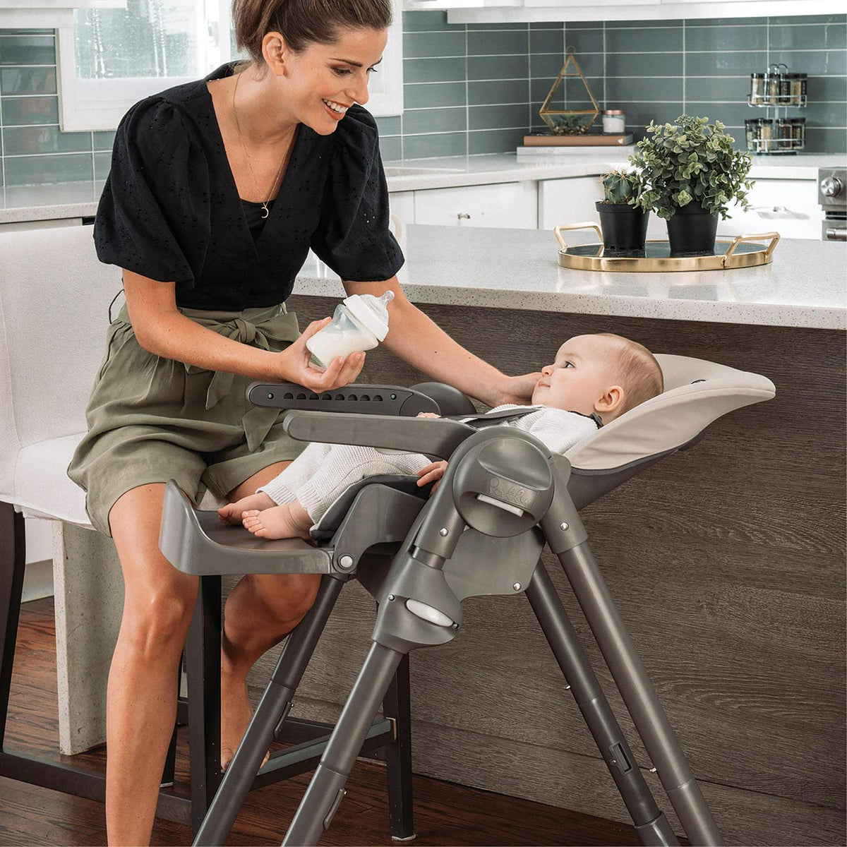 Nouveauté 2026 – Chaise haute pliable et facile à nettoyer Chicco Polly - Taupe (Beige). Neuve