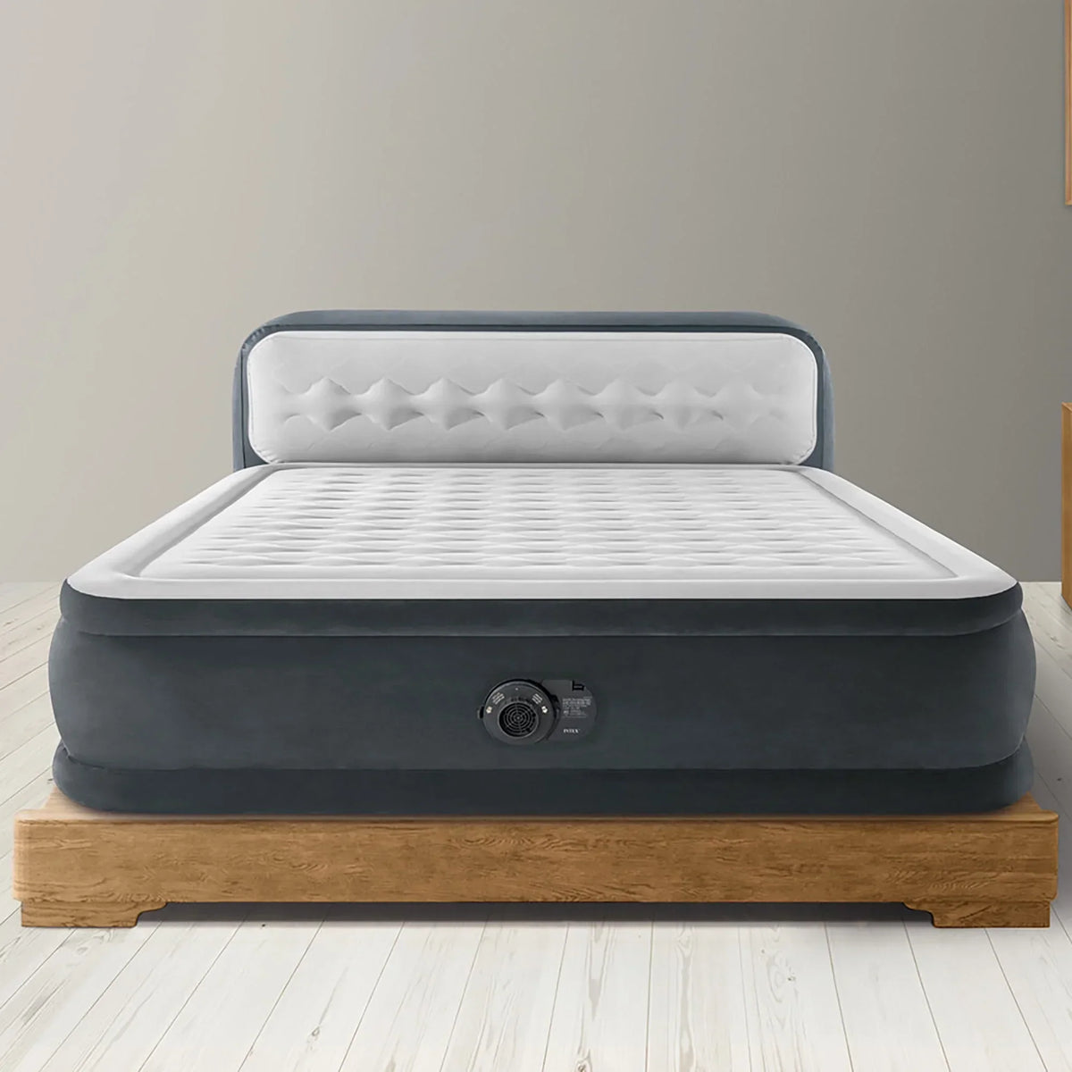 Nouveauté 2026 – D'Intex : Dura-Beam Deluxe : Matelas gonflable avec tête de lit ultra moelleuse - Queen - Gris, matelas gonflable de 45 cm, pompe intégrée, technologie Fiber-Tech, sac de transport, capacité de charge de 272 kg (64447ED