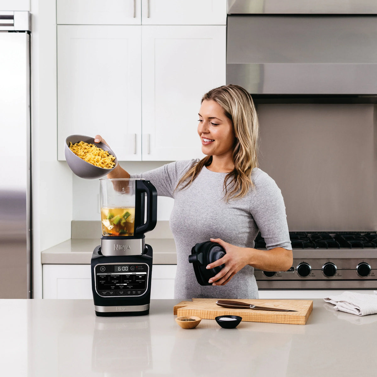 Nouveauté 2026 – Blender Ninja Foody pour soupes, sauces et dips chauds et froids, puissance maximale de 1400 watts, idéal pour mixer boissons glacées et smoothies. Pichet en verre antiadhésif (HB152), 1,9 L, noir