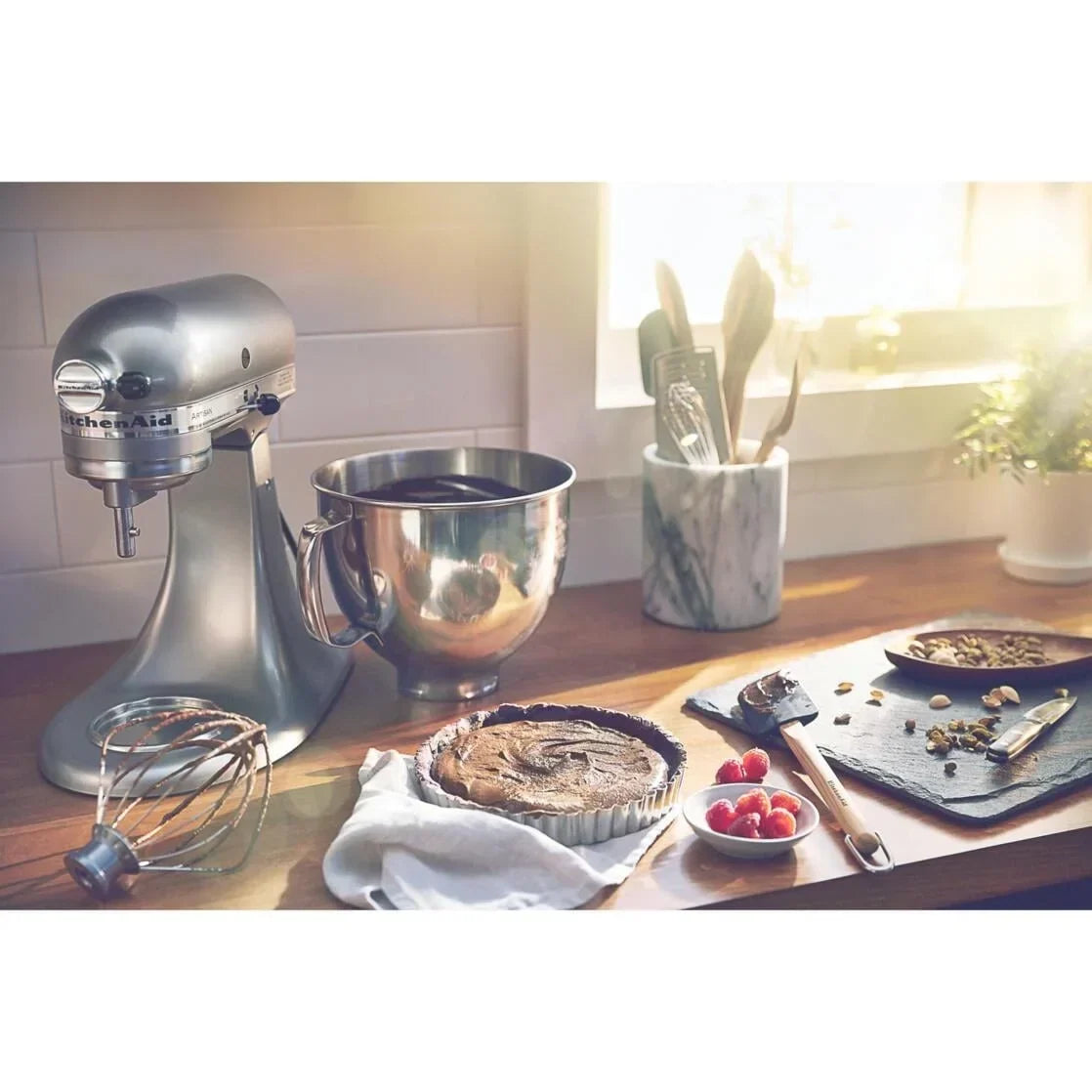 Nouveauté 2026 – Robot pâtissier KitchenAid Artisan Series 5 pintes à tête inclinable, coloris Wildflower, KSM156CXWF (édition