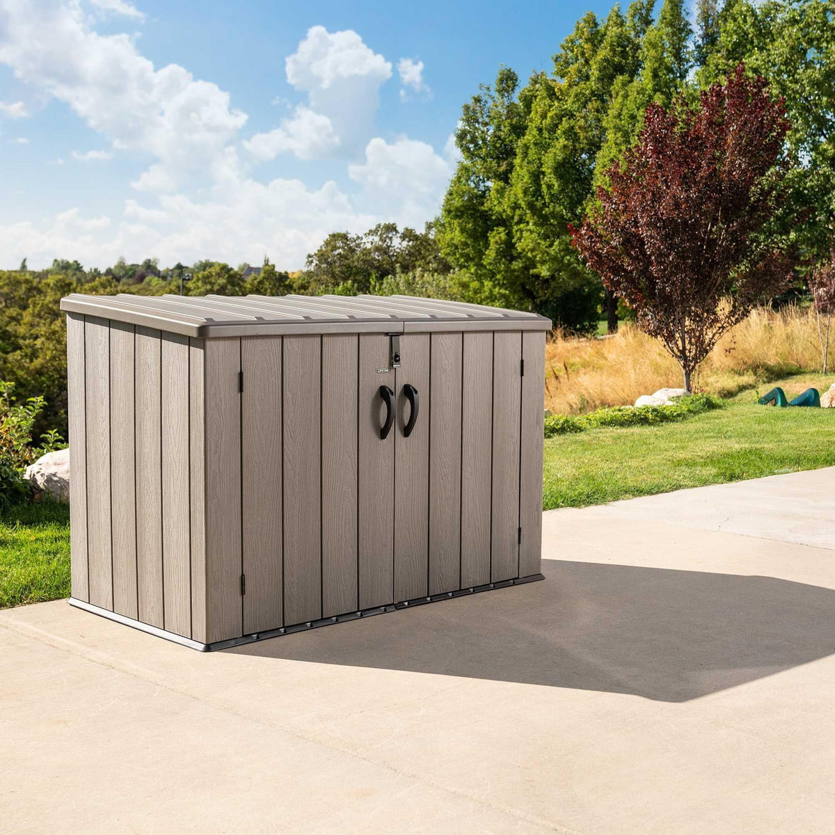 Nouveauté 2026 – Abri de rangement horizontal en polyéthylène verrouillable à monter soi-même, 75 pi³, brun clair (60341