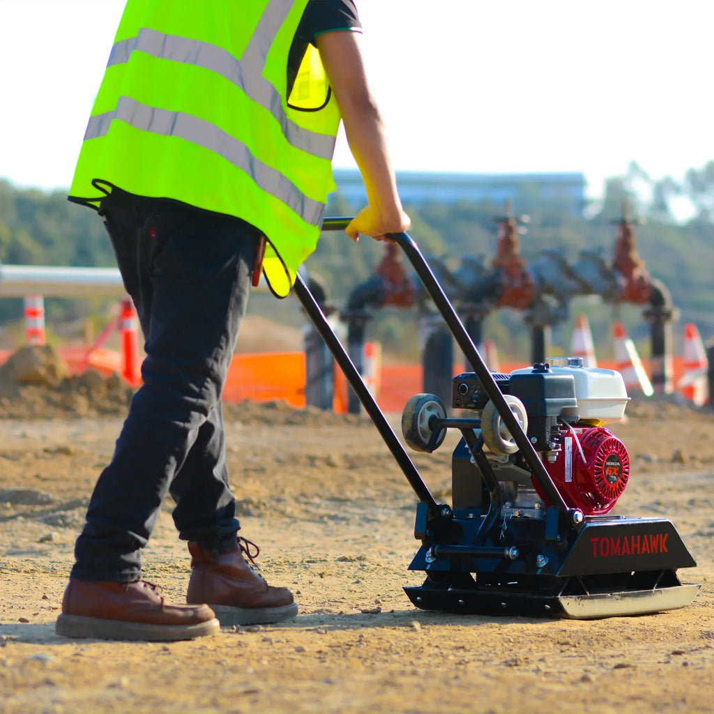 Nouveauté 2026 – Plaque vibrante Tomahawk Power , 5,5 CV, 3000 lb/pi, 63 cm³, essence, plaque de 17 x 13 po, 5900 VPM