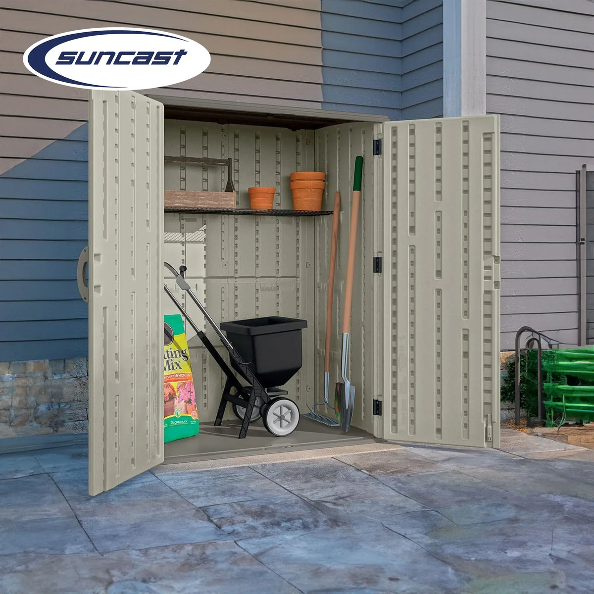 Nouveauté 2026 – Abri vertical Suncast de grande taille pour le rangement d'outils et d'équipements extérieurs, et de sable