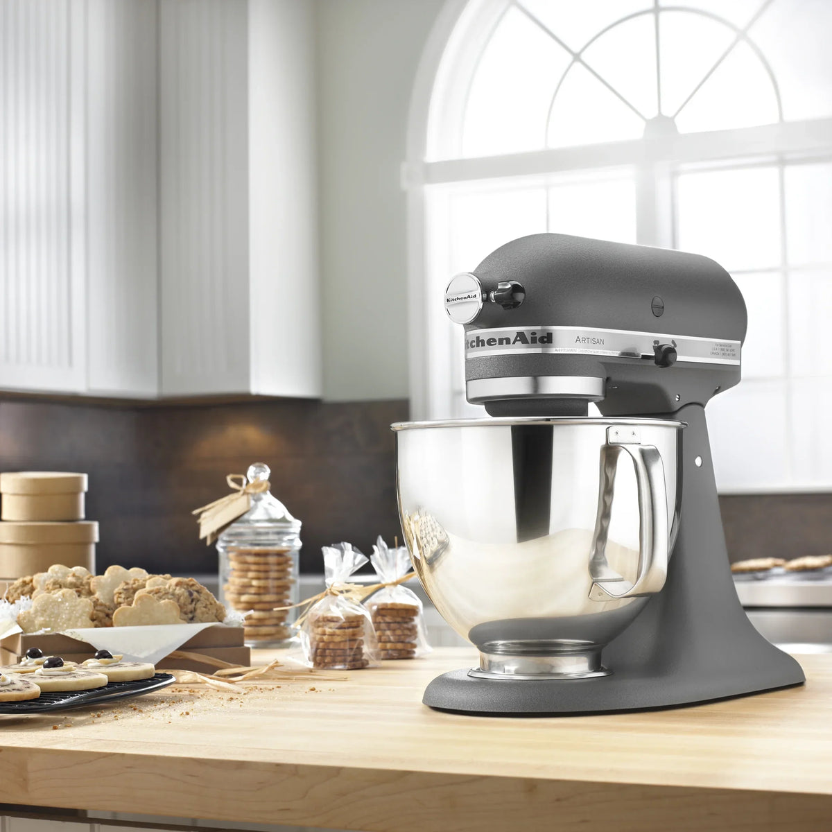 Nouveauté 2026 – Robot pâtissier KitchenAid Artisan Series 5 pintes à tête inclinable, coloris Wildflower, KSM156CXWF (édition